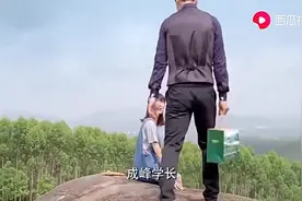 学长来送爱心午餐，还另有所图，都对学妹下手了！视频封面