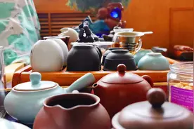 夏季来临，老先生教你养生红茶喝起来，作用是祛湿、护肝、养胃视频封面