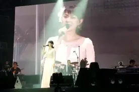 卓依婷一袭白裙演唱台湾小调《敖包相会》，甜而不腻太好听了吧！视频封面