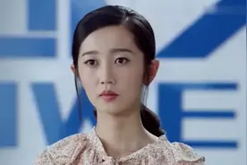 前台美女穿高跟鞋站太久嫌累，脱下鞋子漏出丝袜，不知被老总发现视频封面
