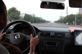 女司机练习科目三，不紧不慢完美通过直线行驶，教练直点头视频封面