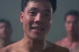 黑老大总是炫耀胸前的刀疤，没想到，竟然是被女朋友用菜刀砍得视频封面