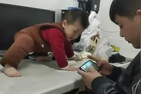 宝宝爬上桌子不敢下来 爸爸一声吼 宝宝委屈的直掉眼泪 爬下去了视频封面