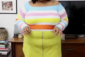 时尚穿搭展示：个性条纹上衣搭黄色半身裙视频封面