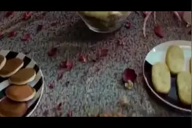 富家千金吃早餐，桌子上摆满各色美食，手里的大龙虾竟比脸都长视频封面