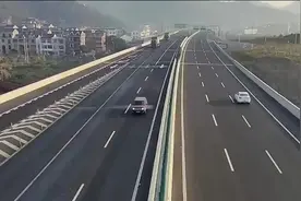 画面惊险：货车高速爆胎连翻数圈四脚朝天 司机系安全带人无大碍视频封面
