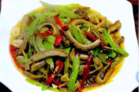 芹菜炒牛肚这样做，鲜辣爽口，一盘不够吃