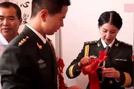 实拍解放军一名女军官结婚现场，女军官一身笔挺军装，加上这颜视频封面