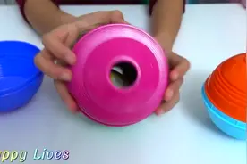 小萝莉有好多蛋壳玩具，里面还藏着小玩具呢视频封面