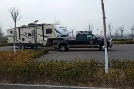 宝哥给介绍一款美国拖挂房车这车玩嗨了视频封面