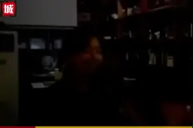 房东的猫成名前在餐厅翻唱《斑马斑马》，那个时候还很青涩视频封面