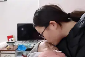 宝宝睡着了，宝妈狂亲，睡着的小天使太可爱了，亲的根本停不下来视频封面