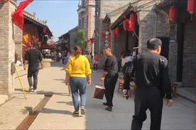 河南第一古镇-获嘉同盟古镇，吃喝玩乐样样有，还有游乐场哦