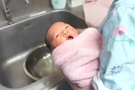 护士讲解如何给新生儿洗澡和护理，非常详细，宝妈们做对了吗？视频封面