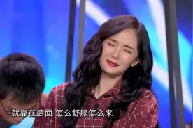 杨幂真是厉害，坐在椅子上都能表演金鸡独立！有吹牛的资本了！视频封面