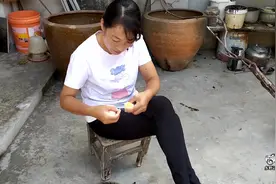 煮一锅土鸡蛋和猫咪一起分享，小奶猫竟然超爱吃，难道是假猫？