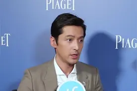 胡歌现身盛典，与吴磊深情相拥，旁边小姐姐的眼神很抢戏！视频封面