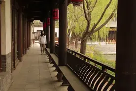 小野丽莎的一首《大明劫》，陶醉不已，歌声美妙