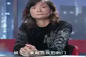 母亲竟要睡儿子和儿媳中间，这母子关系太亲密，真看不下去视频封面