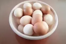 挑选鸡蛋时是红皮的好还是白皮的好？很多人不知道，快学学吧！视频封面