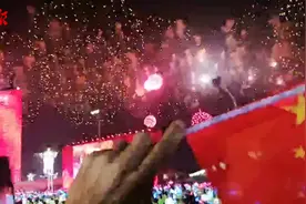 烟花璀璨！天安门广场变成欢乐海洋视频封面
