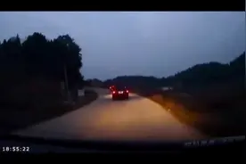 警示：黄昏长安面包车急刹，视频车没反应就撞了上去视频封面