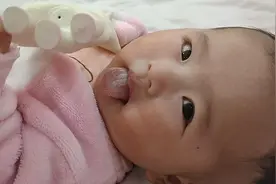 四个月宝宝，总是不停歇伸舌头，是什么原因，能解惑下吗视频封面