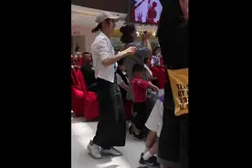 幼儿园小姐姐老师台下指挥小朋友跳舞，跳的真好啊视频封面