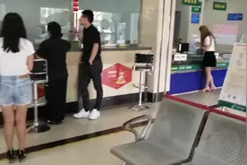 东莞打工仔去银行办理银行卡信息过期业务，看他能否异地办理视频封面