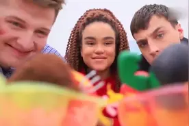 闺蜜日常活动，9个创意装饰彩蛋，在鸡蛋上画上笑脸很可爱视频封面