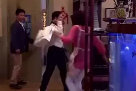 妹妹帮姐姐追回几百万，姐姐送一件衣服做谢礼，妹妹还乐呵呵视频封面
