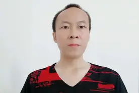 发现男朋友手机里藏着前女友的照片怎么办？爱情需要信任和理解。视频封面