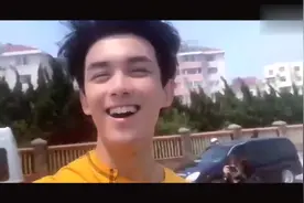 吴磊关晓彤齐跳《无价之姐》，吴磊露肉混入大妈阵营，鹿晗提刀图片