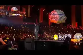 刘宇宁开演唱会，七八千女粉丝，穿婚纱参加。