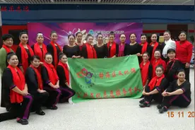 天津电视台耀武扬威广场舞大赛佳荣舞蹈队表演的舞蹈《爱我中华》