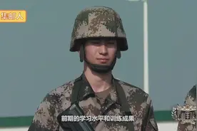 新兵第一次打靶，教官讲解95式步枪射击要领