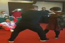 太极大师闫芳：现场演练用最慢动作展示太极推手，毫无反应之力图片