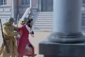 鬼子当众羞辱美人，逼迫美人穿上戏服唱戏，美人为活命委曲求全！视频封面