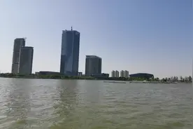 西太湖揽月湾游记--来到了湖中标志性建筑滆湖之星观光球形塔下