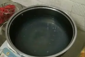 老公半夜肚子饿，看老婆弄什么好吃的给他？视频封面