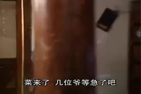 三人下馆子，乾隆吃海鲜，老纪吃鸡腿饭，只有和珅吃野菜视频封面