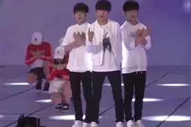 TFBOYS三小只六一晚会后台采访，千玺好啰嗦小凯移走话筒，坏笑！视频封面
