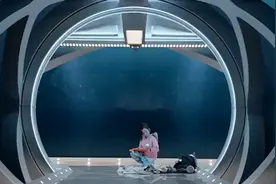 小女孩看见透明玻璃外，出现一张大嘴，众人慌乱了