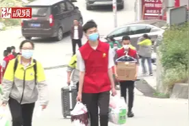 湖北正式开学教师化身“搬运工”，助力学生复学复课
