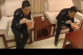 警中警大结局：黄金鼎落案了，多年的保镖原来是卧底！视频封面