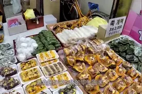 韩国小哥卖“绿色年糕”，一个5元排长队，每天出摊不够卖！视频封面