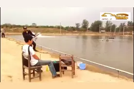 小伙钓鱼全程生拉硬拽，百斤巨物，翻腾着黄水花上岸！视频封面
