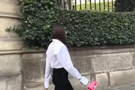 白衬衫加黑色小脚裤，搭配平底鞋