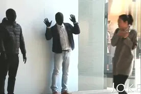 街头恶搞：假人恶作剧，美女被吓一跳，太搞笑了视频封面