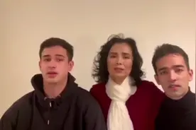 韦唯携儿子出镜唱《爱的奉献》，两混血儿子颜值高歌声动听好温馨图片